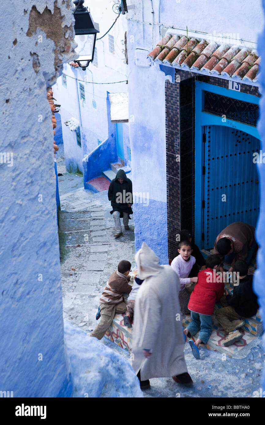 Kinder spielen auf der Straße, Chefchaouen, Marokko, Nordafrika Stockfoto