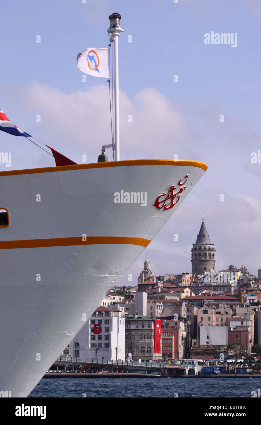 Istanbul Türkei Fähre vertäut an Eminonu Waterfront mit Galata-Turm und Galata-Brücke im Hintergrund Stockfoto