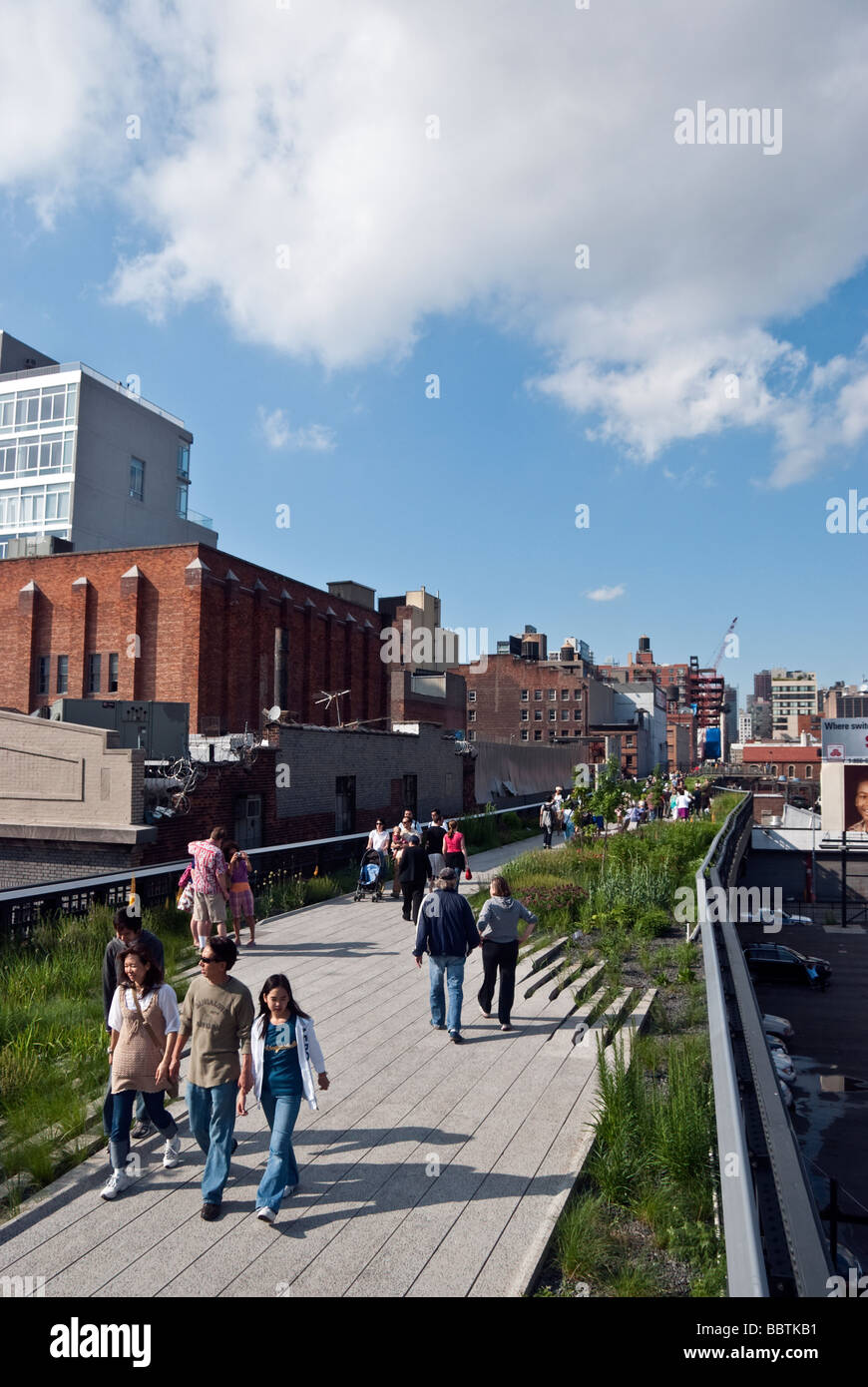 Fußgänger auf dem Gehweg von der erhöhten High Line Park auf eine herrliche Frühlingssonntag in Manhattan, New York City schlendern Stockfoto