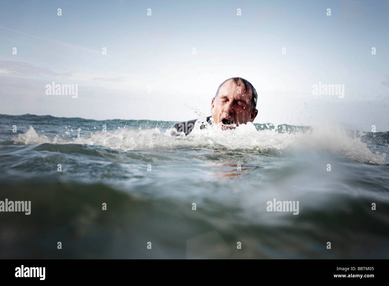 Ein Geschäftsmann aus dem Meer Stockfoto