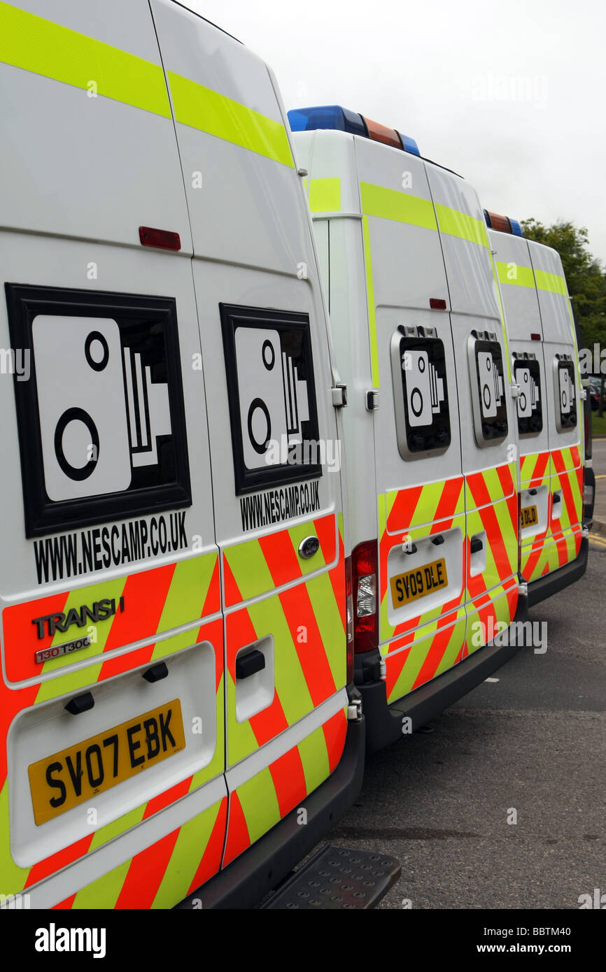 Eine Flotte von Safety Camera vans bevor Sie aufbrechen, um Erkenntnisse über die Beschleunigung Autofahrer und Fahrer in Aberdeen Scotland erhalten aufgereiht Stockfoto