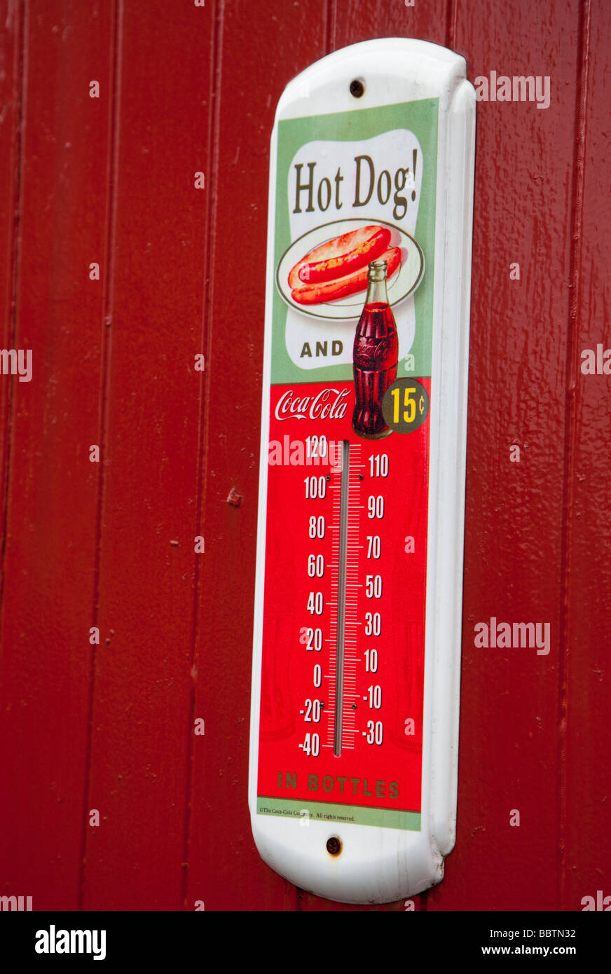 Altes Thermometer an einer Wand Stockfoto