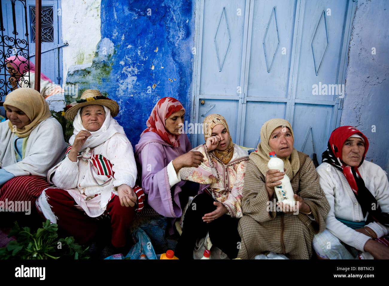 Frauen verkaufen frische produzieren in der Straßenmarkt, Chefchaouen, Marokko, Nordafrika Stockfoto
