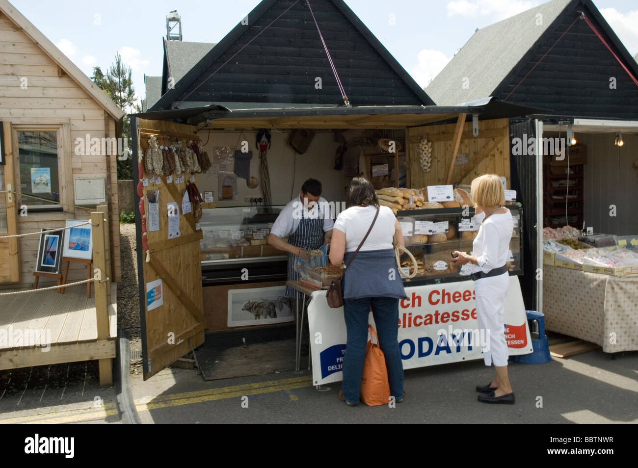 Kunden in einem Delikatessenladen stall am Hafen in Whitstable, Kent, England Stockfoto