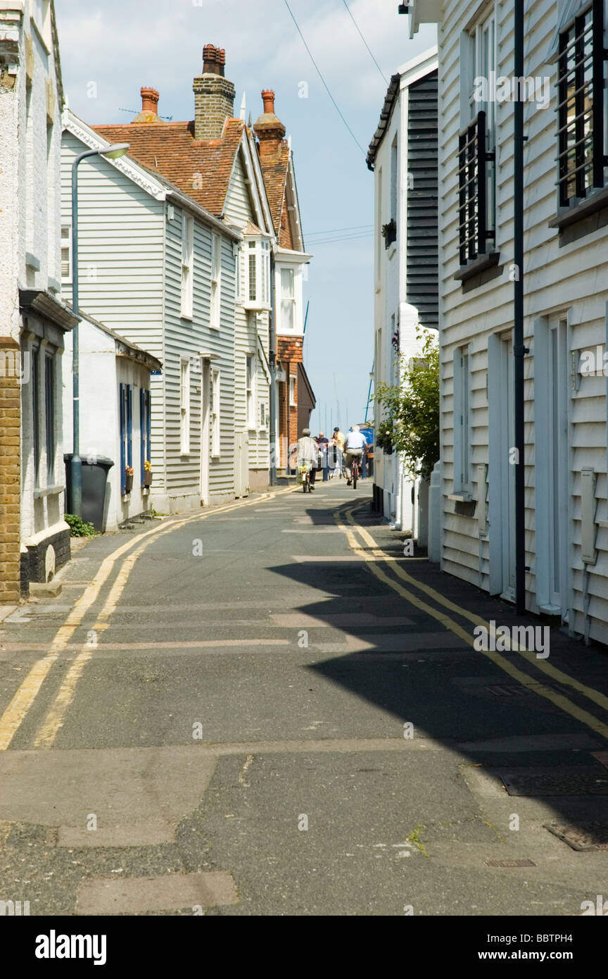 Eine Straße von weatherboarded Gebäuden in Whitstable, Kent, England Stockfoto