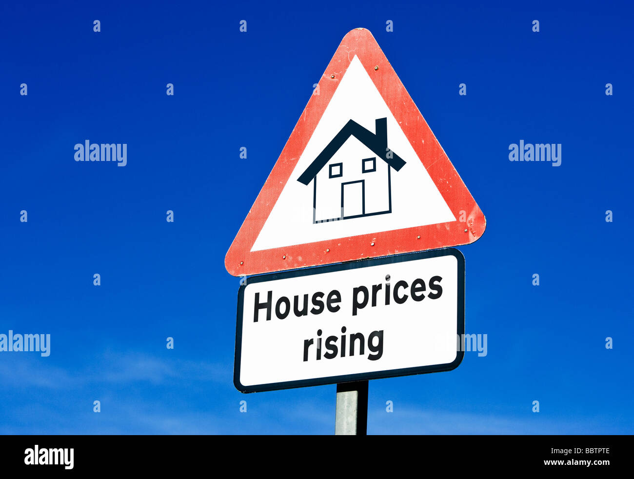 Schild mit Immobilienpreise steigen Konzept, England UK Stockfoto