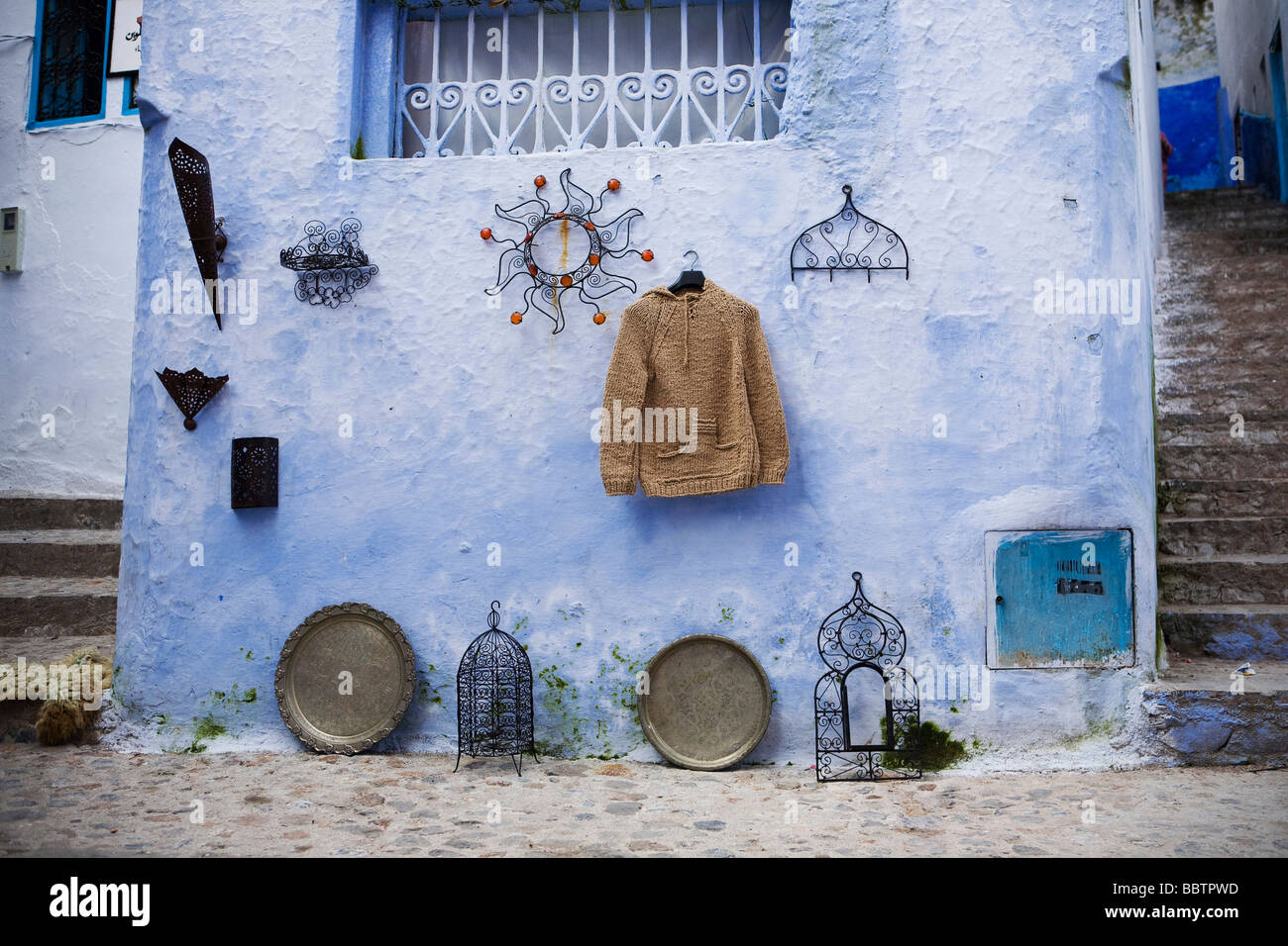 Elemente hängen an einer Wand, Chefchaouen, Marokko, Nordafrika Stockfoto