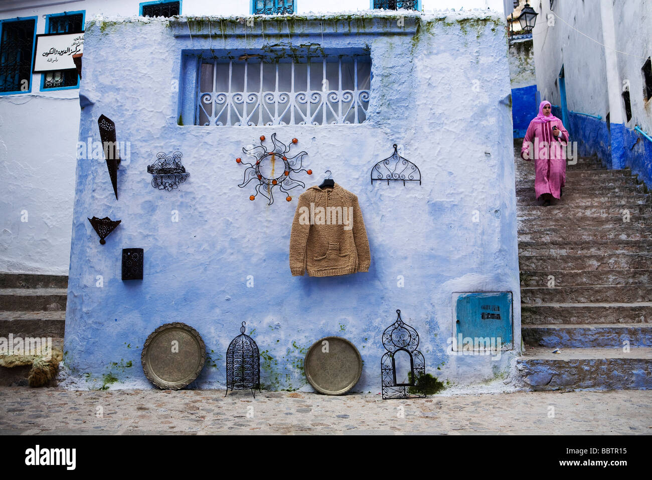 Elemente hängen an einer Wand, Chefchaouen, Marokko, Nordafrika Stockfoto