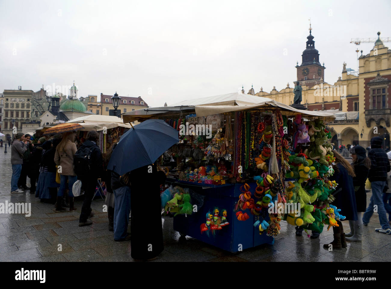 Ein Stall mit Souvenirs für Touristen an einem verregneten Tag im Hauptmarkt quadratisch, Rynek Glowny in Krakau, Polen Stockfoto
