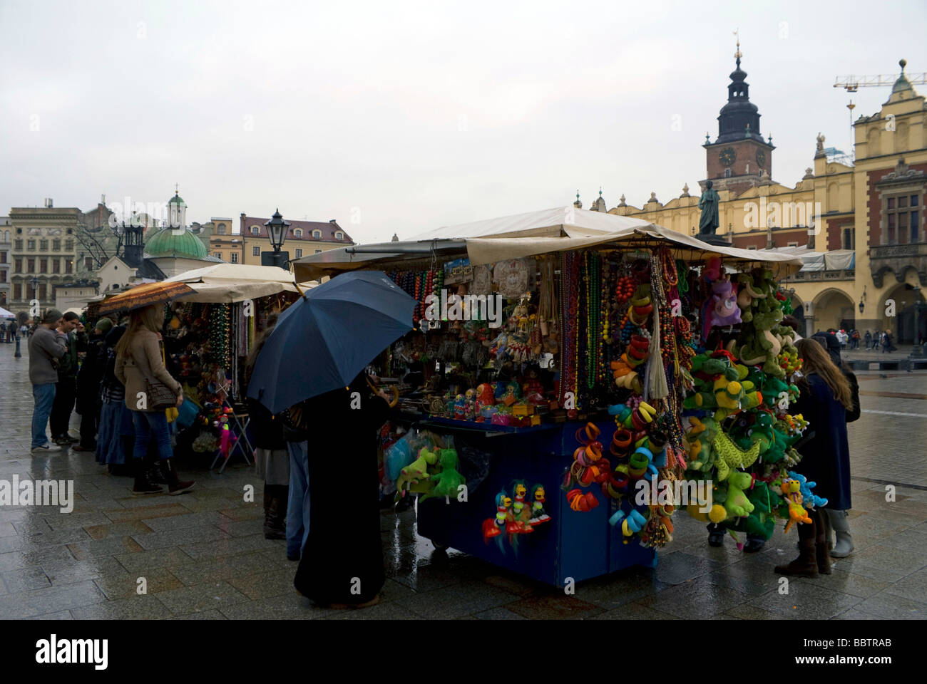 Ein Stall mit Souvenirs für Touristen an einem verregneten Tag im Hauptmarkt quadratisch, Rynek Glowny in Krakau, Polen Stockfoto