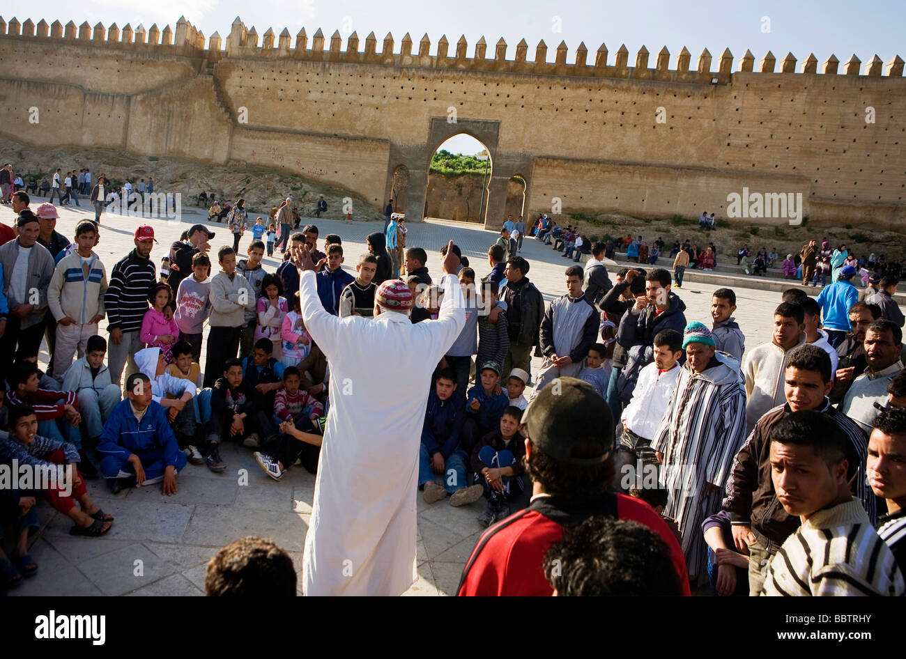 Menschenmenge versammelte sich auf dem großen Platz vor dem Fes Medina, Marokko, Nordafrika Stockfoto