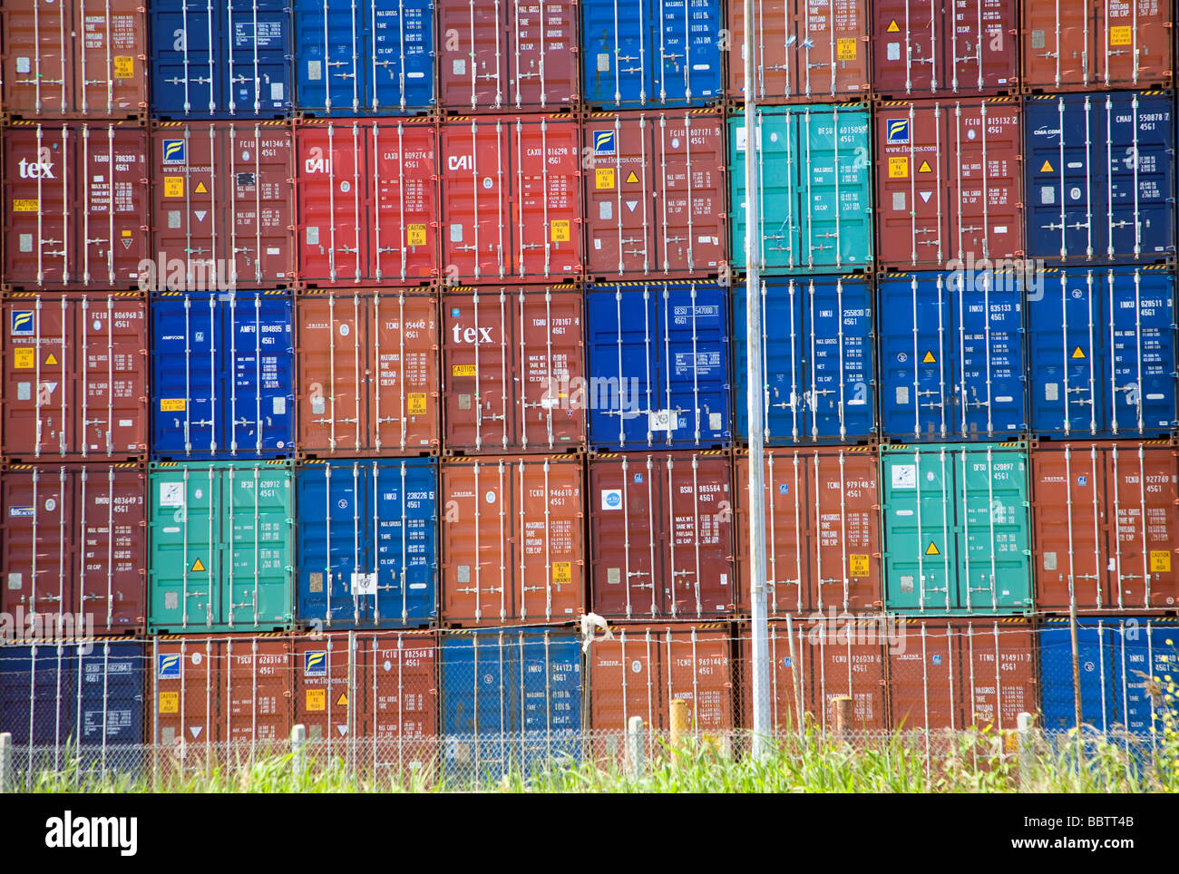 Gestapelte Container Hafen Felixstowe Suffolk England Stockfoto