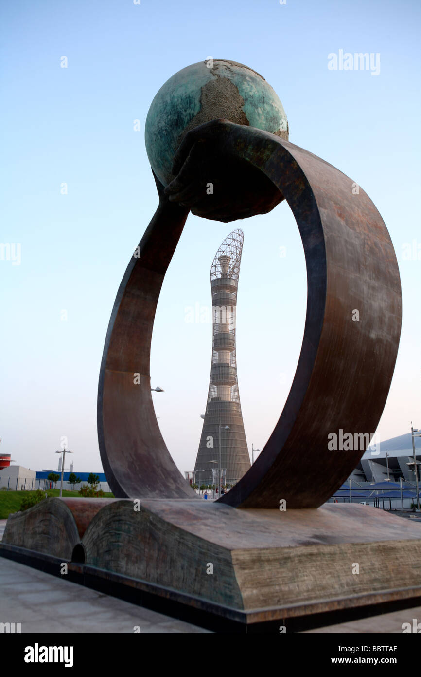 Ein Blick auf den Asian Games Tower an der Aspire Sportakademie in Doha Katar gesehen durch das Buch Arme und Welt-Skulptur Stockfoto