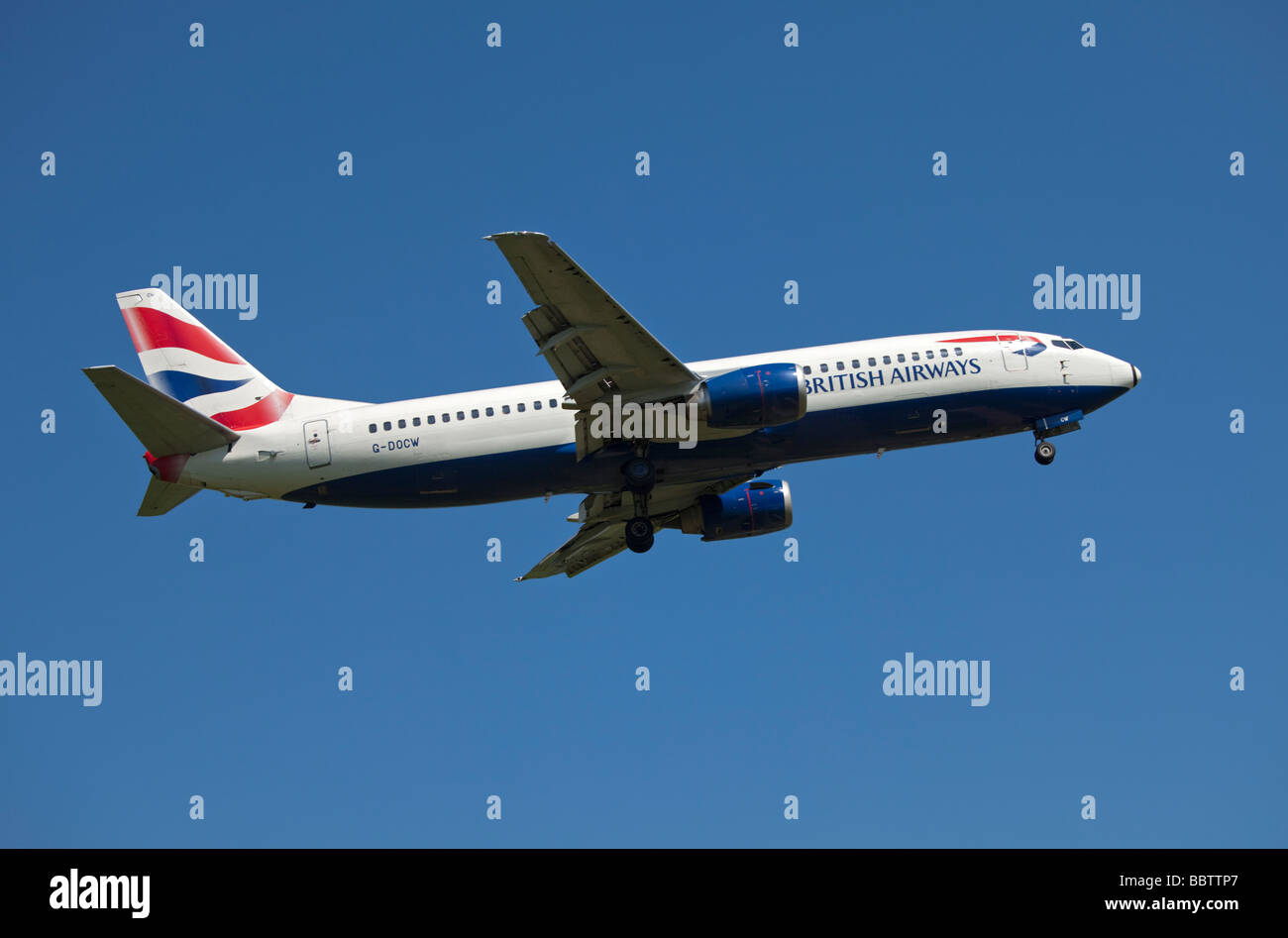 British Airways Boeing 737 Flugzeug landet auf dem Flughafen Gatwick, England Stockfoto