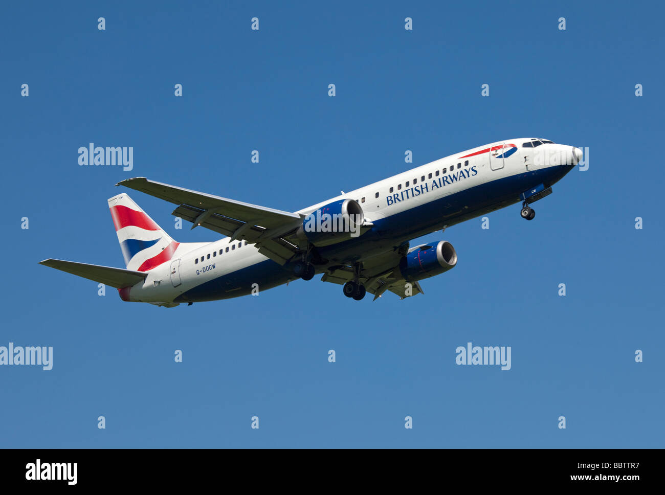 British Airways Boeing 737 Flugzeug landet auf dem Flughafen Gatwick, England Stockfoto