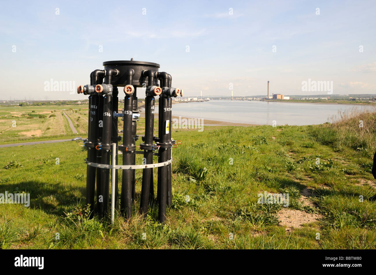Rainham Essex, Deponie, Rohre für Absaugen Methangas zu lokalen Kraftwerk, Blick über die Themse, Kent, UK Stockfoto