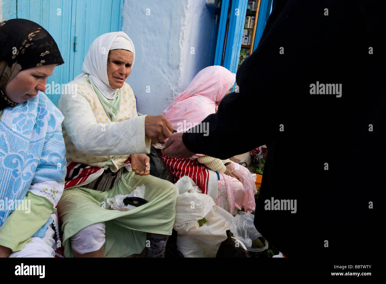 Marokkanische Frauen Handel mit Straßenmarkt, Chefchaouen, Marokko, Nordafrika Stockfoto