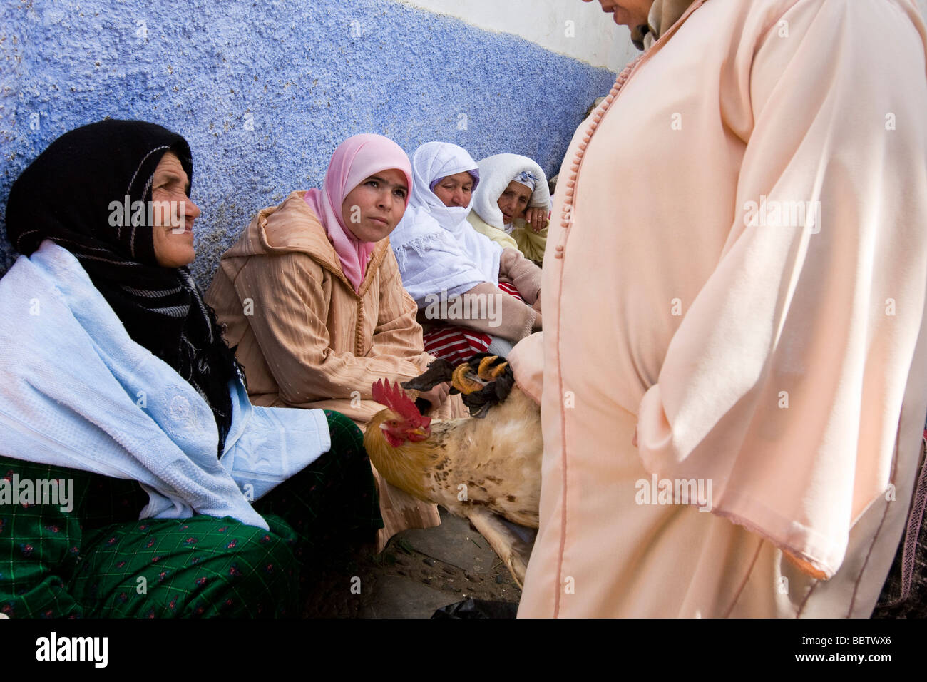 Marokkanische Frauen Handel mit Geflügel in den Straßenmarkt, Chefchaouen Marokko Nordafrika Stockfoto