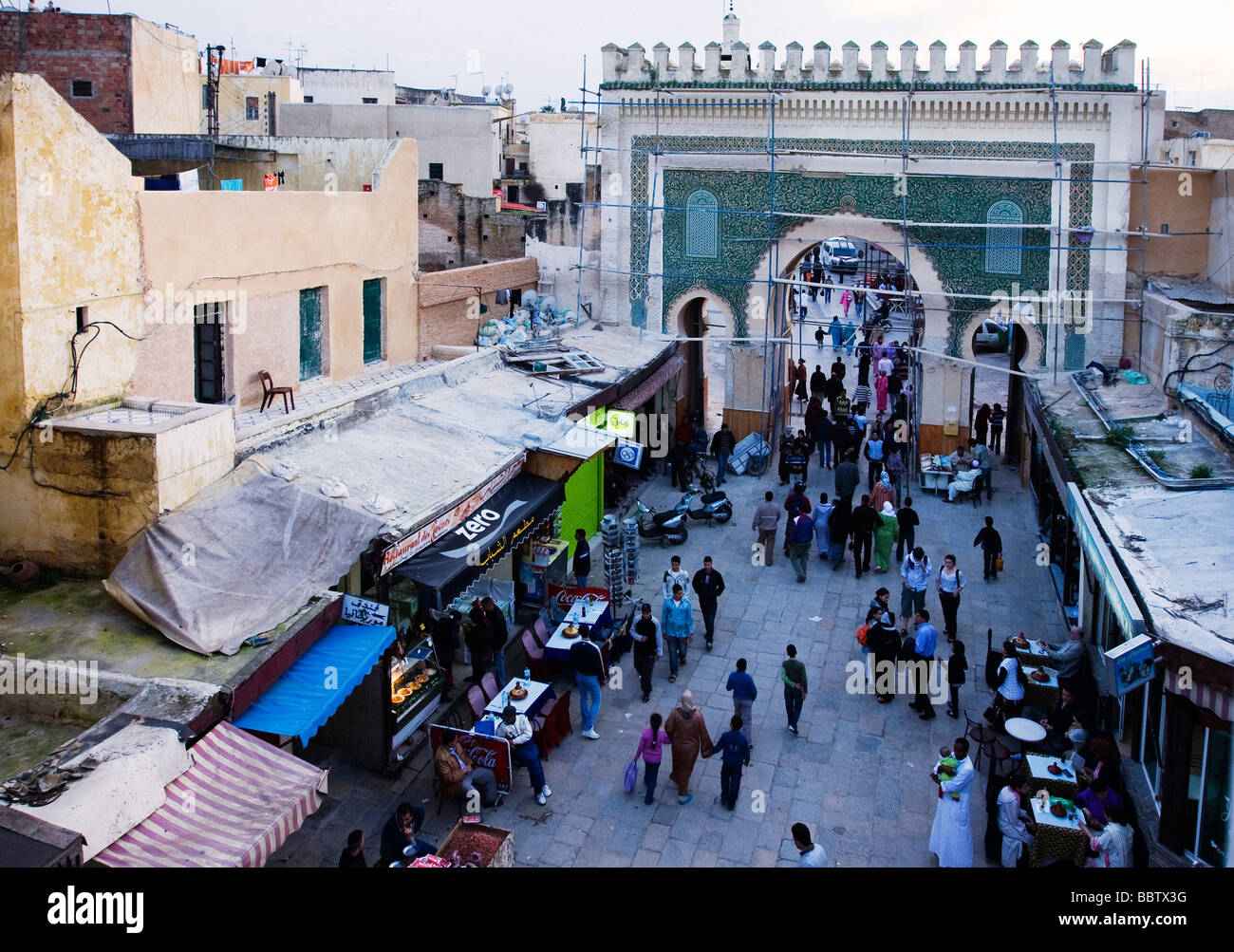 Bab Bou Jeloud Gateway in die Medina in Fez, Marokko, Nordafrika Stockfoto