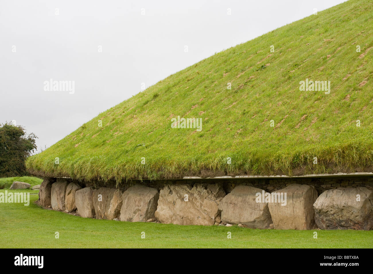 Der Rand des Hügels. Der rekonstruierten Rand der Knowth Mound zeigen die Bordstein-Steinen. Stockfoto