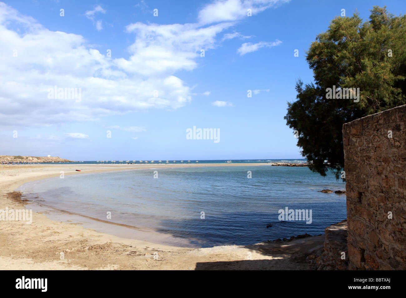 Der Sandstrand und die fernen Sonnenschirme im kleinen Süden Crete Resort von Frangokastello Stockfoto