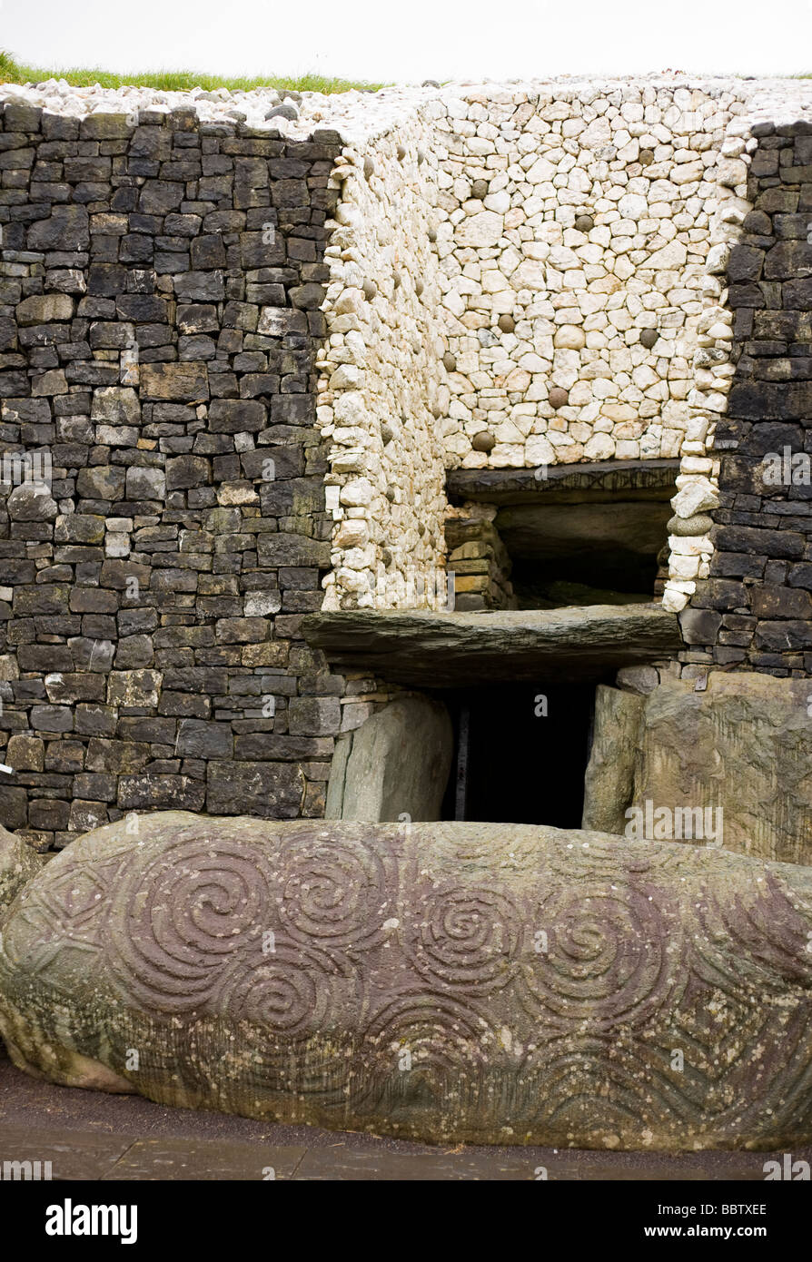 Besuchereingang zu Newgrange. Die Contraversial rekonstruiert Eingang zu den alten megalithischen Mound bei Newgrange Stockfoto