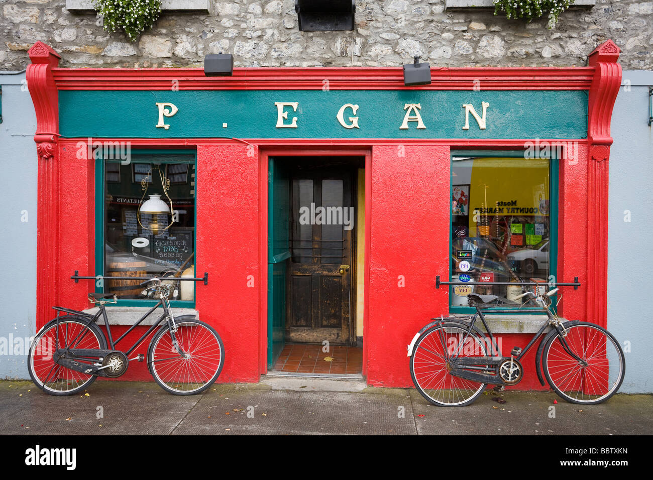 P. Egan Pub mit Fahrrädern. Vorne eine typische Kleinstadt Irish Pub.  Zwei Fahrräder sind dauerhaft nach vorne gefesselt. Stockfoto