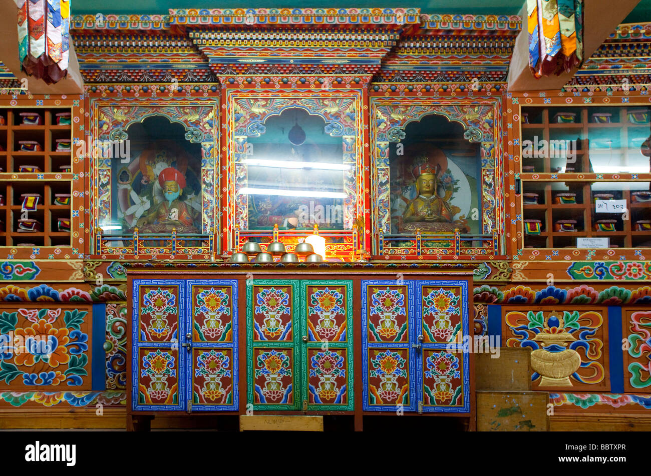 Schränke und Schrein mit Buddhas alte Dokumente, nationale Bibliothek von Bhutan Tashi Chho Dzong Thimphu dekoriert Stockfoto