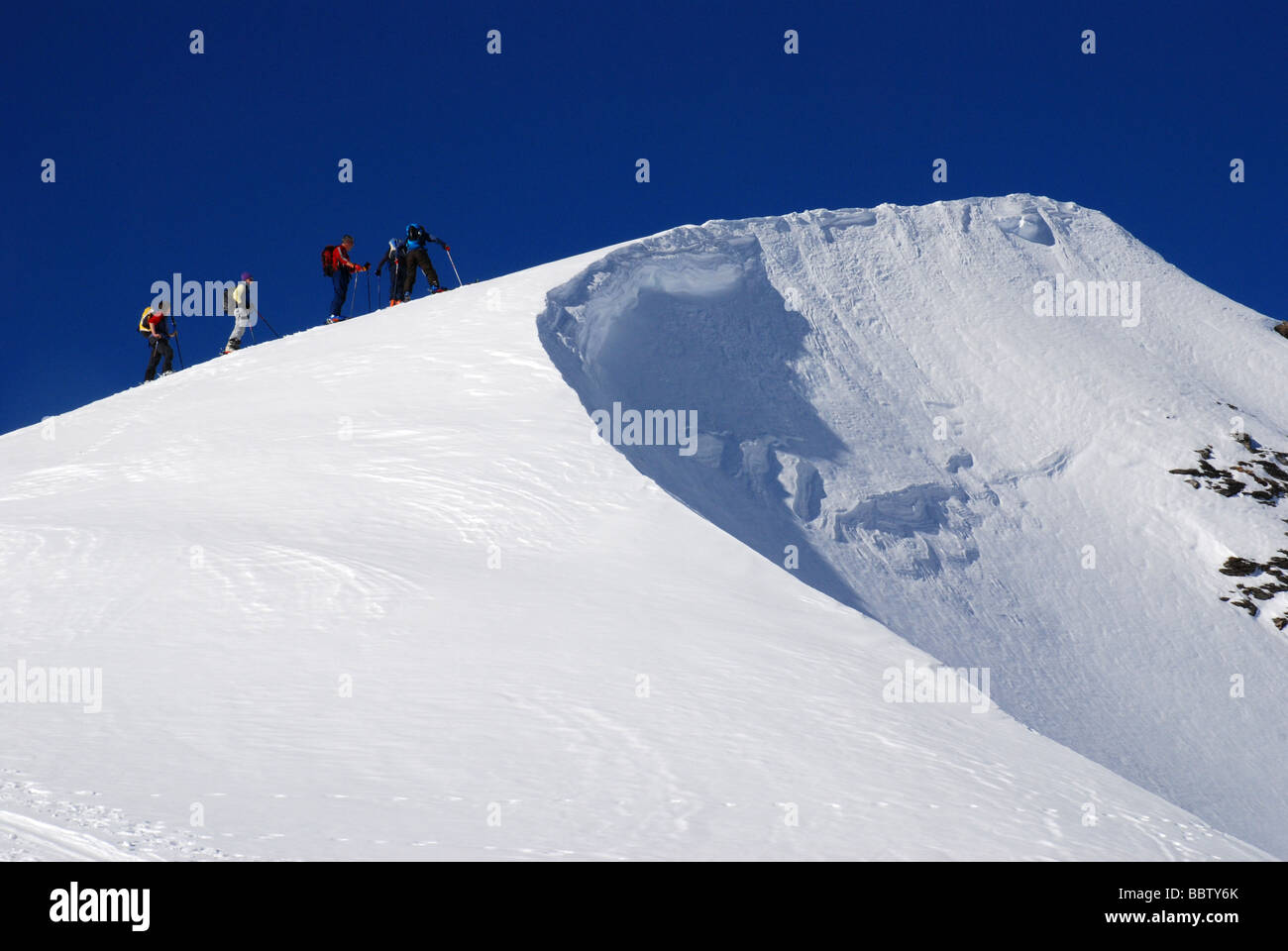 Skimountaineers aufsteigender Schneegrat auf Ammertenspitze, Berner Alpen, Schweiz Stockfoto
