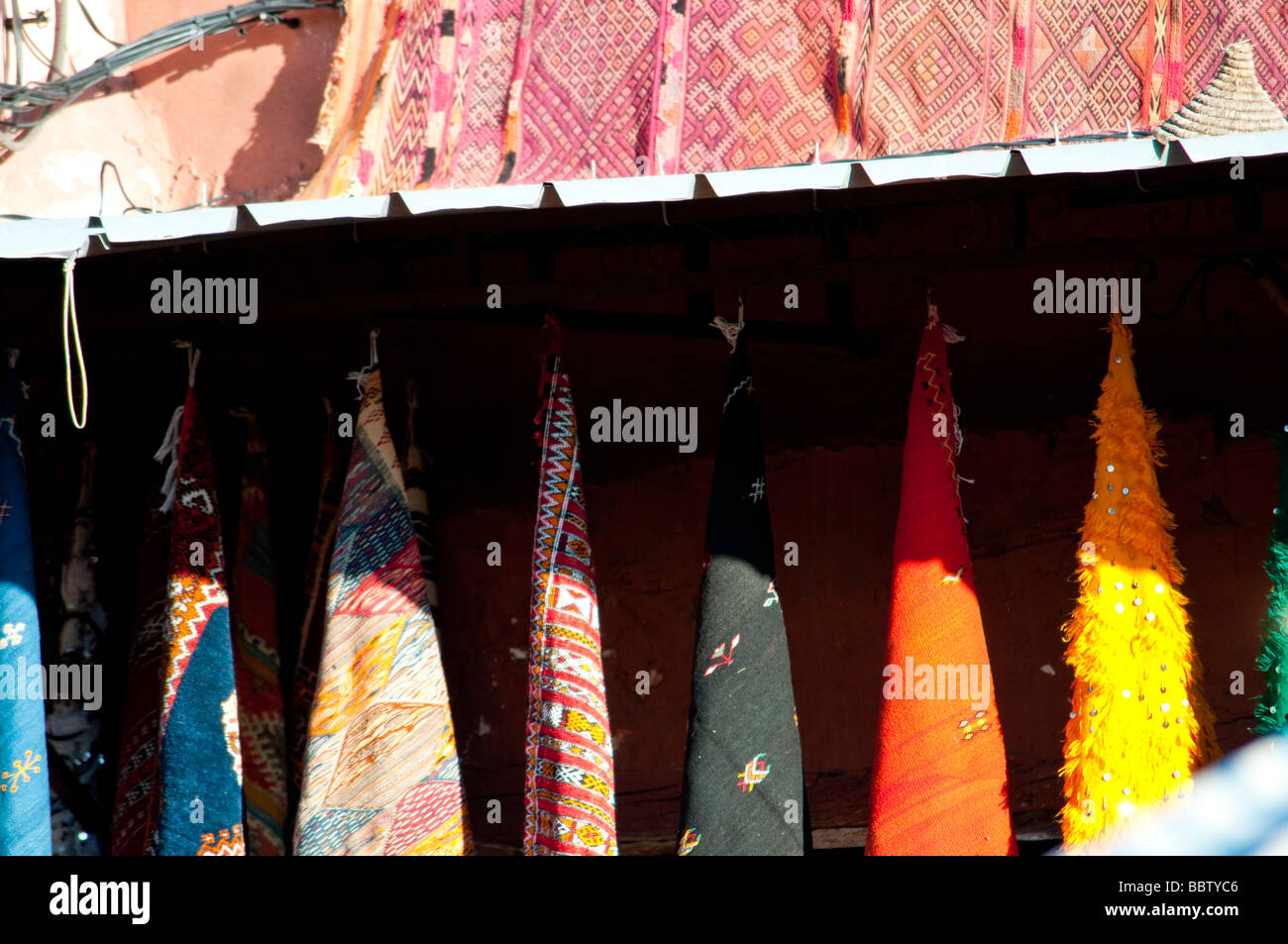 Teppich- und Wolldeckehändler Verkäufer in den Souks von Marrakesch Stockfoto