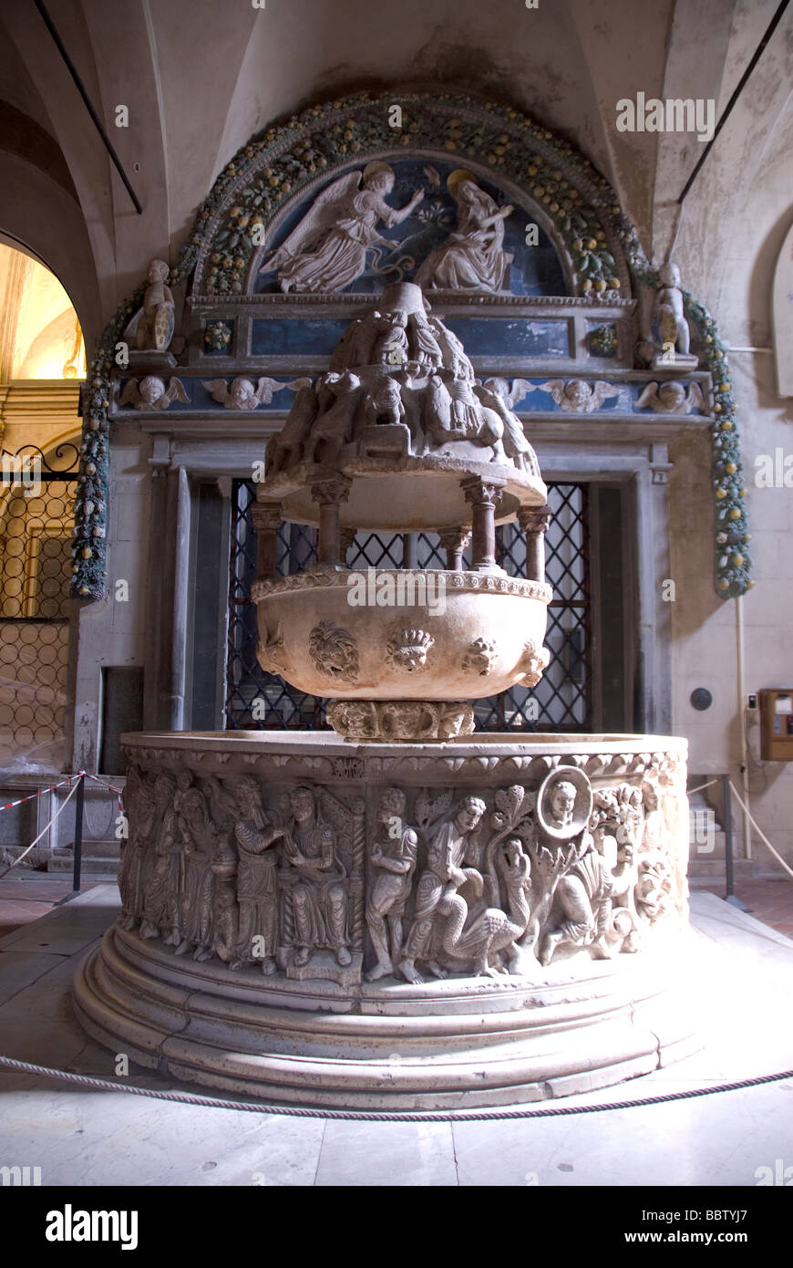 das 12. Jahrhundert Taufbecken in der Basilika di San Frediano, Lucca zeigt die Geschichte von Moses Stockfoto