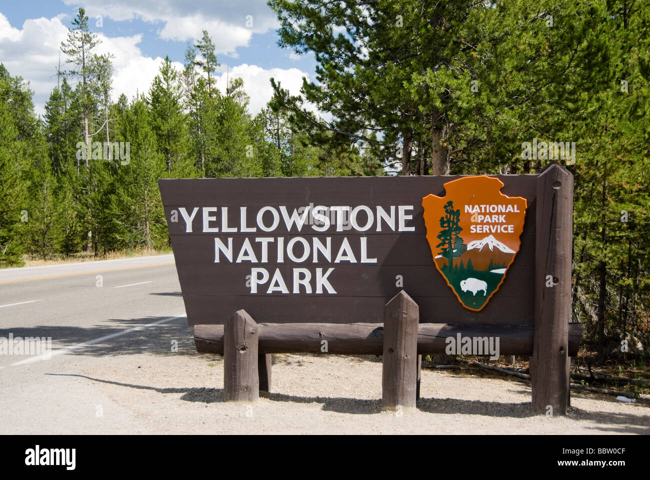 Ortseingangsschild entlang der Autobahn, die zum Yellowstone National Park Stockfoto