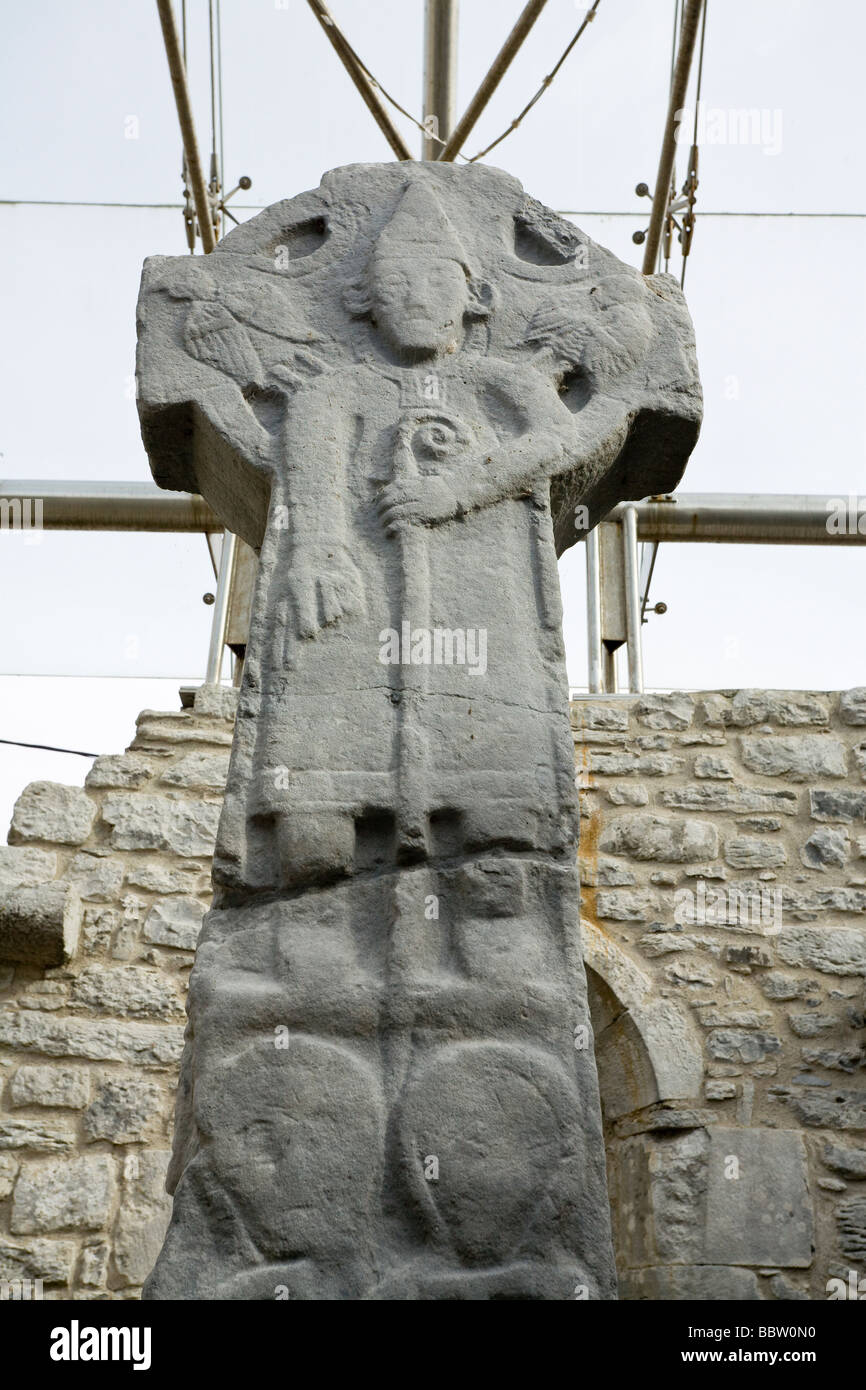 Doorty Cross-Ostwand: St. Peter. Dieses hohe Kreuz Ostwand zeigt St Peter zwei irischen geistlichen Segen Stockfoto