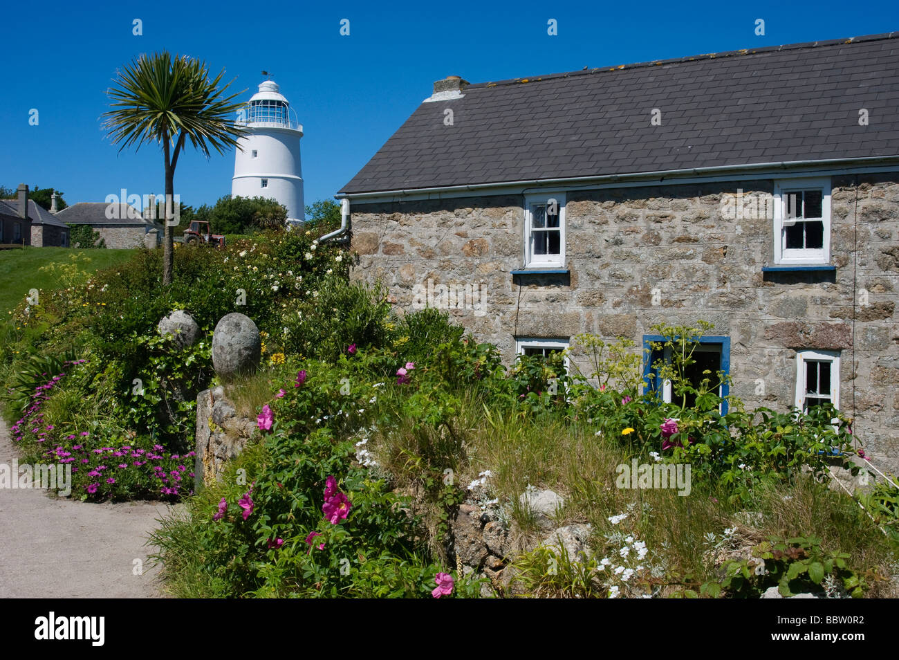 Cottage und Leuchtturm auf St Agnes Insel auf die Isles of Scilly England UK Stockfoto
