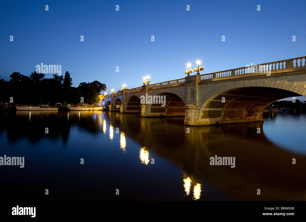 Kingston Bridge, Kingston upon Thames, SW-London, England, UK in der Abenddämmerung mit Themse und Lichtern beleuchtet. Stockfoto