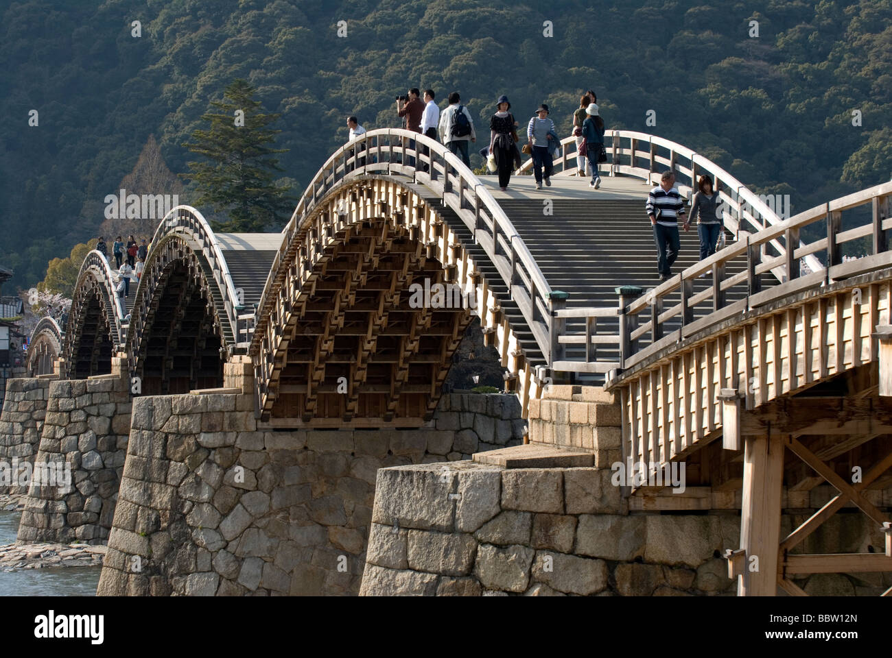Die berühmtesten klassischen traditionellen Bogenbrücke in Japan ist die Kintai-Brücke oder Kintai in Iwakuni Überquerung des Flusses Nishiki Stockfoto