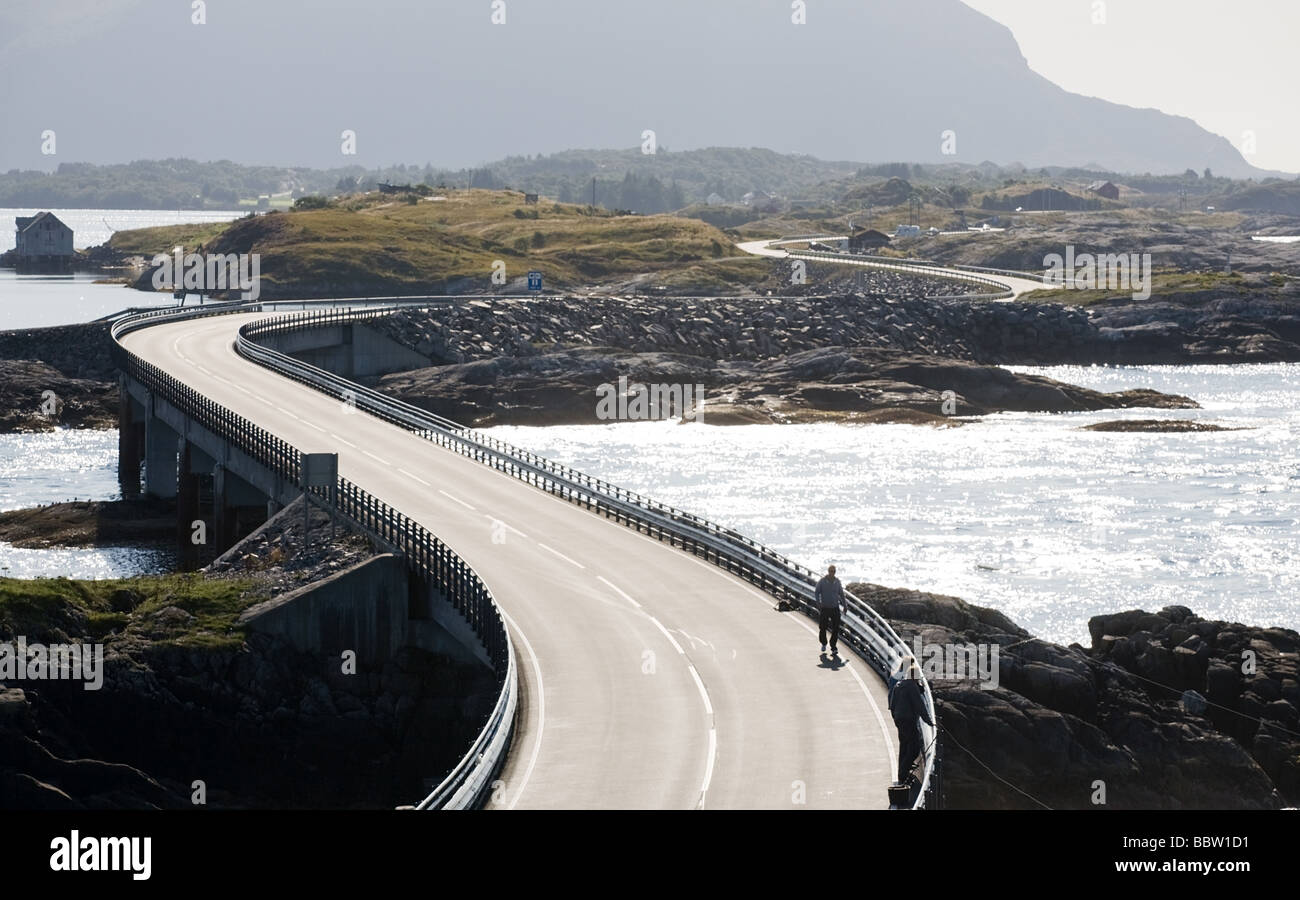 Landschaft mit gewundenen Straße zwischen den Seen Atlantikstraße-Norwegen Stockfoto