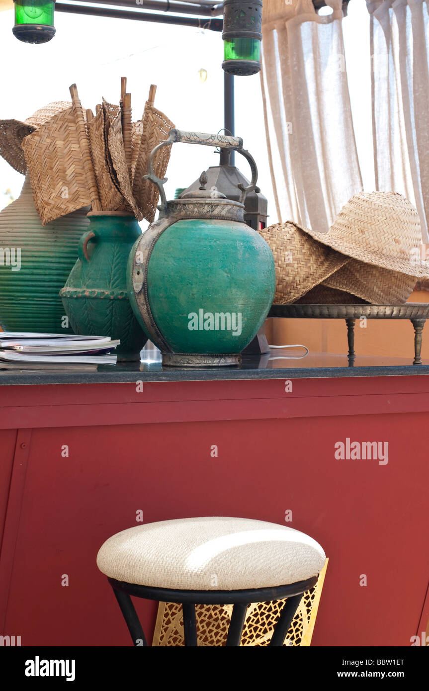 Wicker-Fans und Hüte für Kunden in ein Dach-Restaurant in Marrakesch Stockfoto