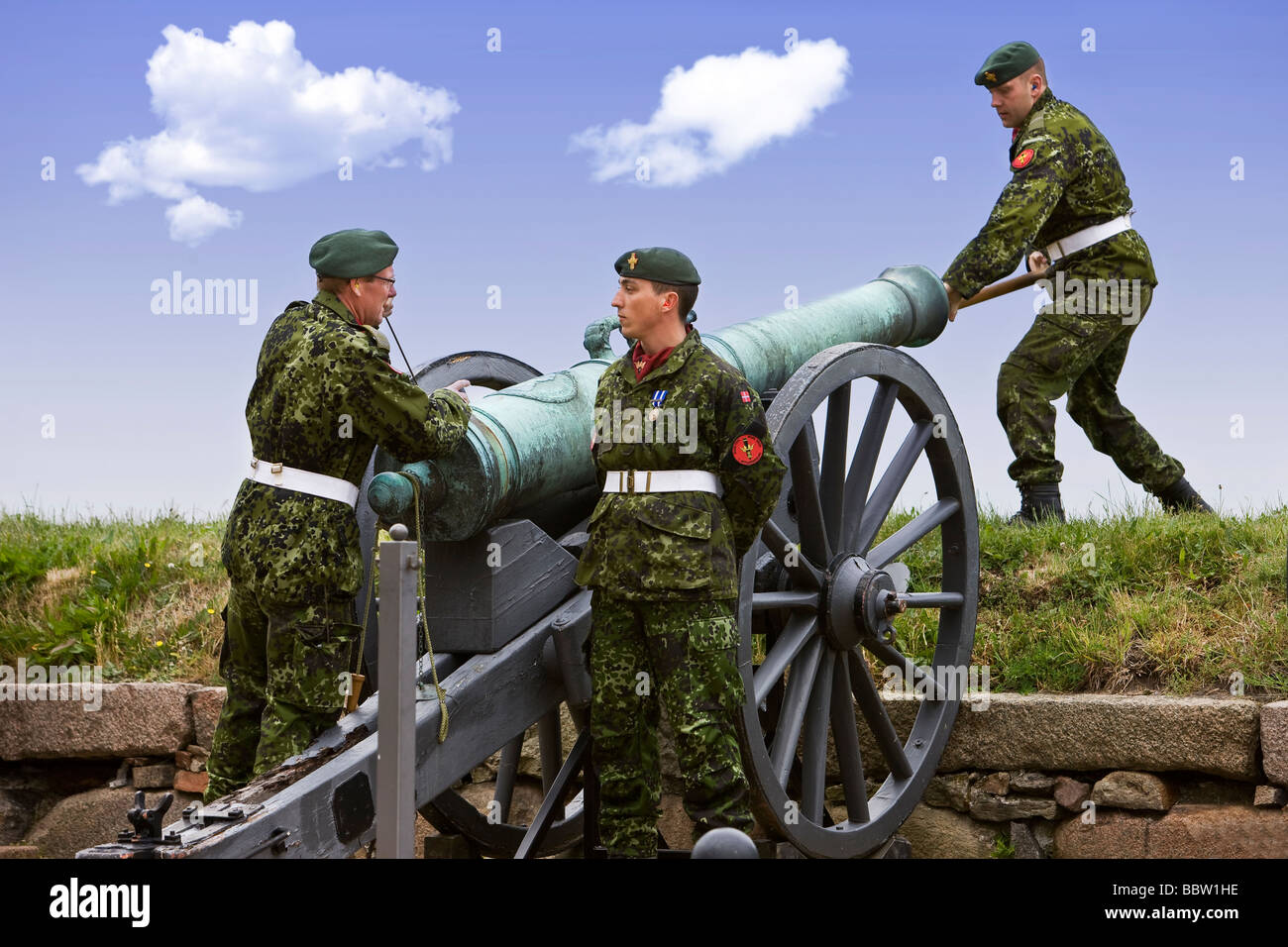 Drei Artilleristen Laden eines der ältesten aktiven Kanone Welten Stockfoto