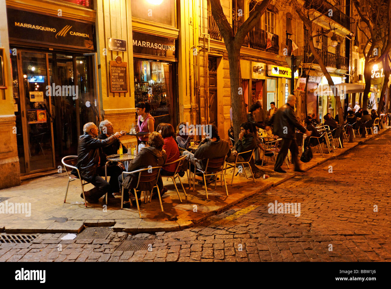 Menschen sitzen vor einer Cafébar am Plaza Tossal im historischen El Carmen Stadtzentrum von Valencia, Spanien Stockfoto