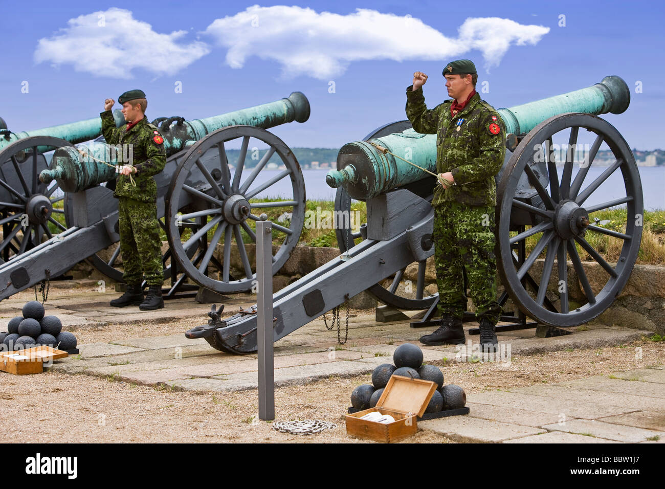 Die alten Kanonen feuerbereit Artilleristen Stockfoto