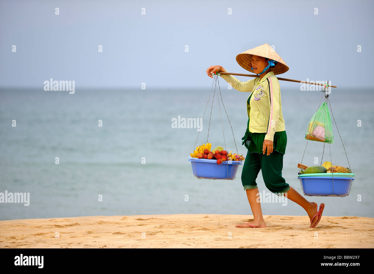 Obstverkäufer an einem Strand, Phukok, Süd-Vietnam, Südostasien Stockfoto