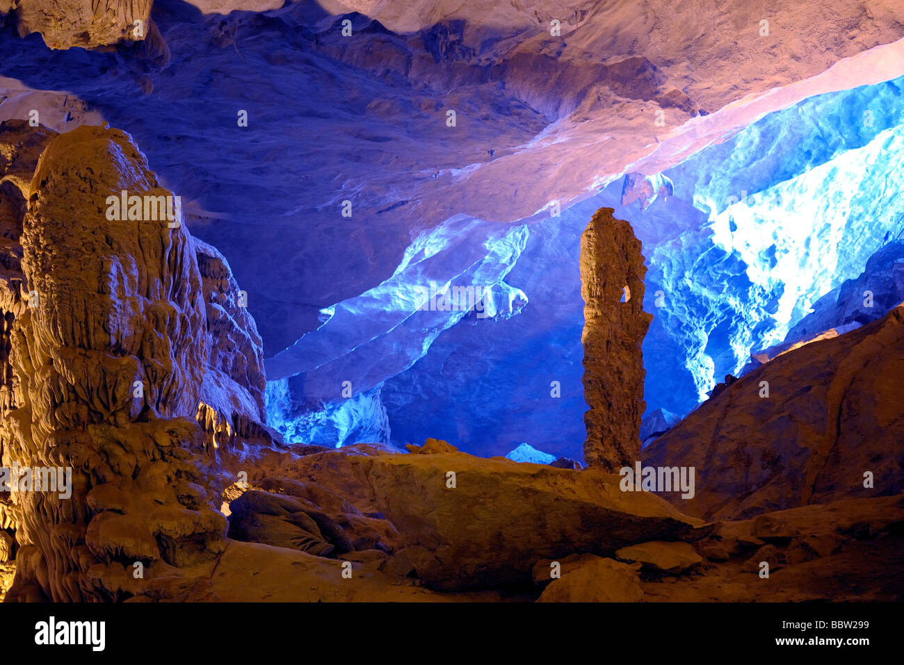 Tropfsteinhöhle Höhle, Hanoi, Halong Bay, Südost-Asien Stockfoto