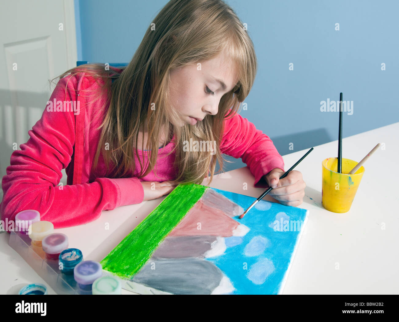 Kleines Kind mit einem Pinsel, ein Bild zu malen Stockfoto