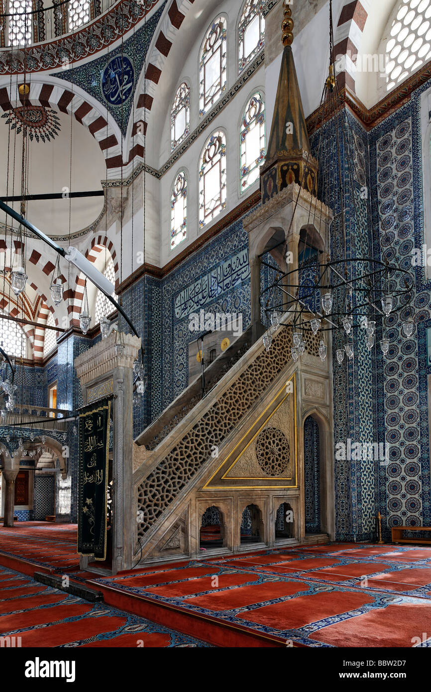 Kanzel, Minbar, im Gebetsraum, Wanddekorationen mit Iznik Fliesen, Ruestem Pasa Moschee, Eminoenue, Istanbul, Türkei Stockfoto