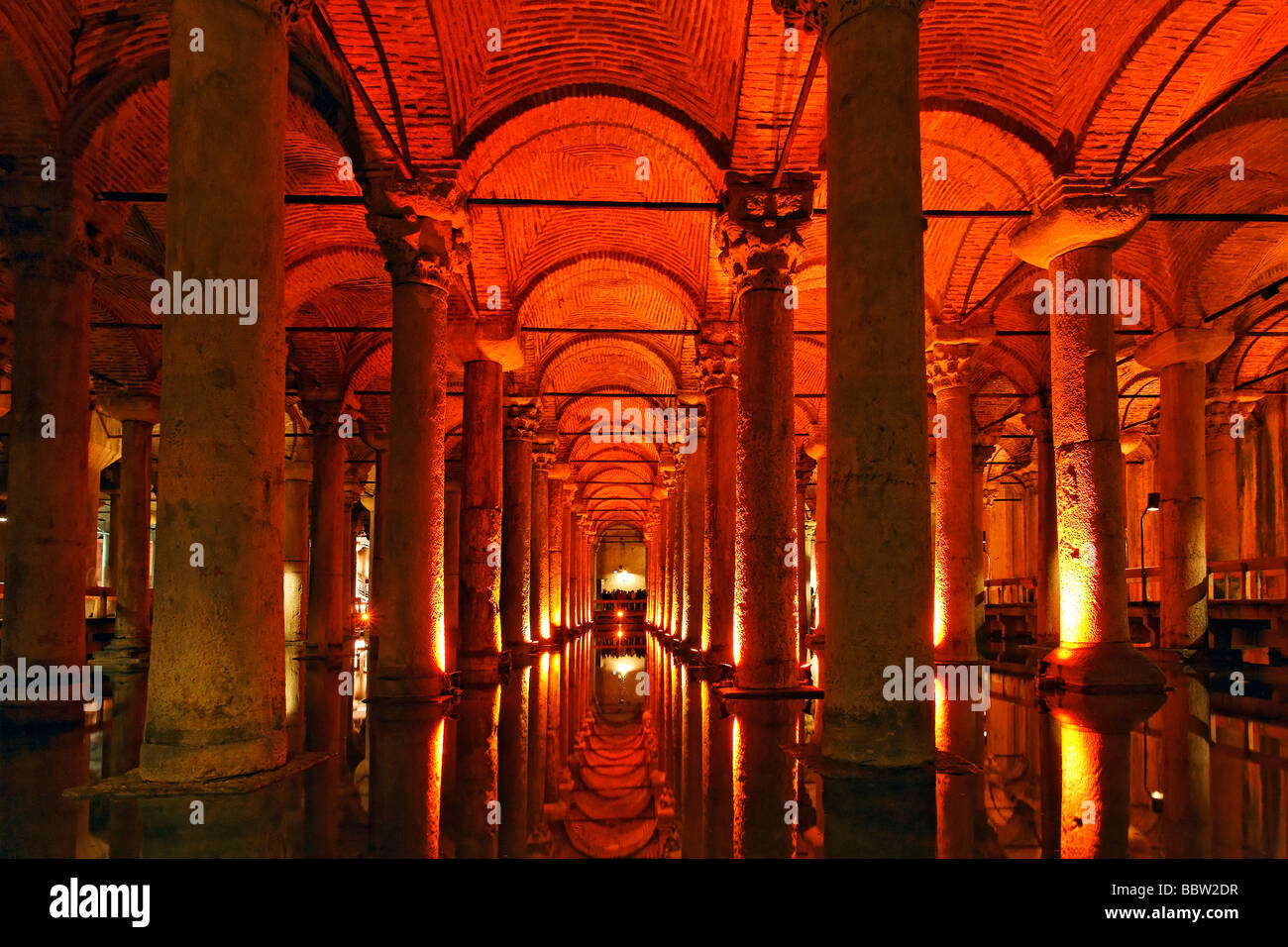 Yerebatan Sarayi, byzantinische Zisterne beleuchtet Bögen mit Säulen, Sultanahmet, Istanbul, Türkei Stockfoto