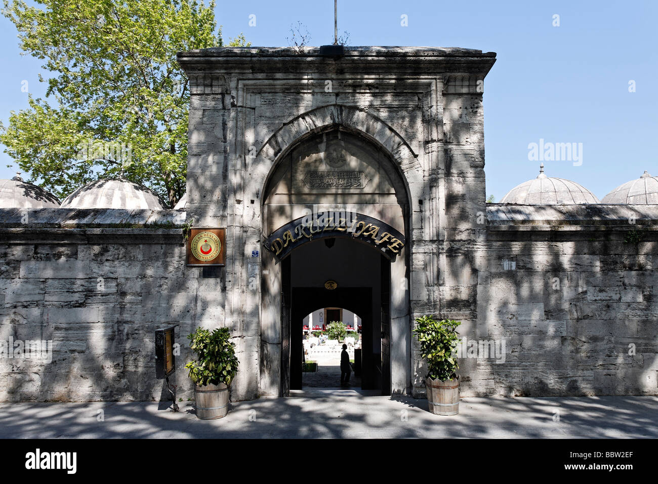 Eingang zum Restaurant Daruezziyafe, ehemalige Suppenküche der Sueleymaniye Moschee, Istanbul, Türkei Stockfoto