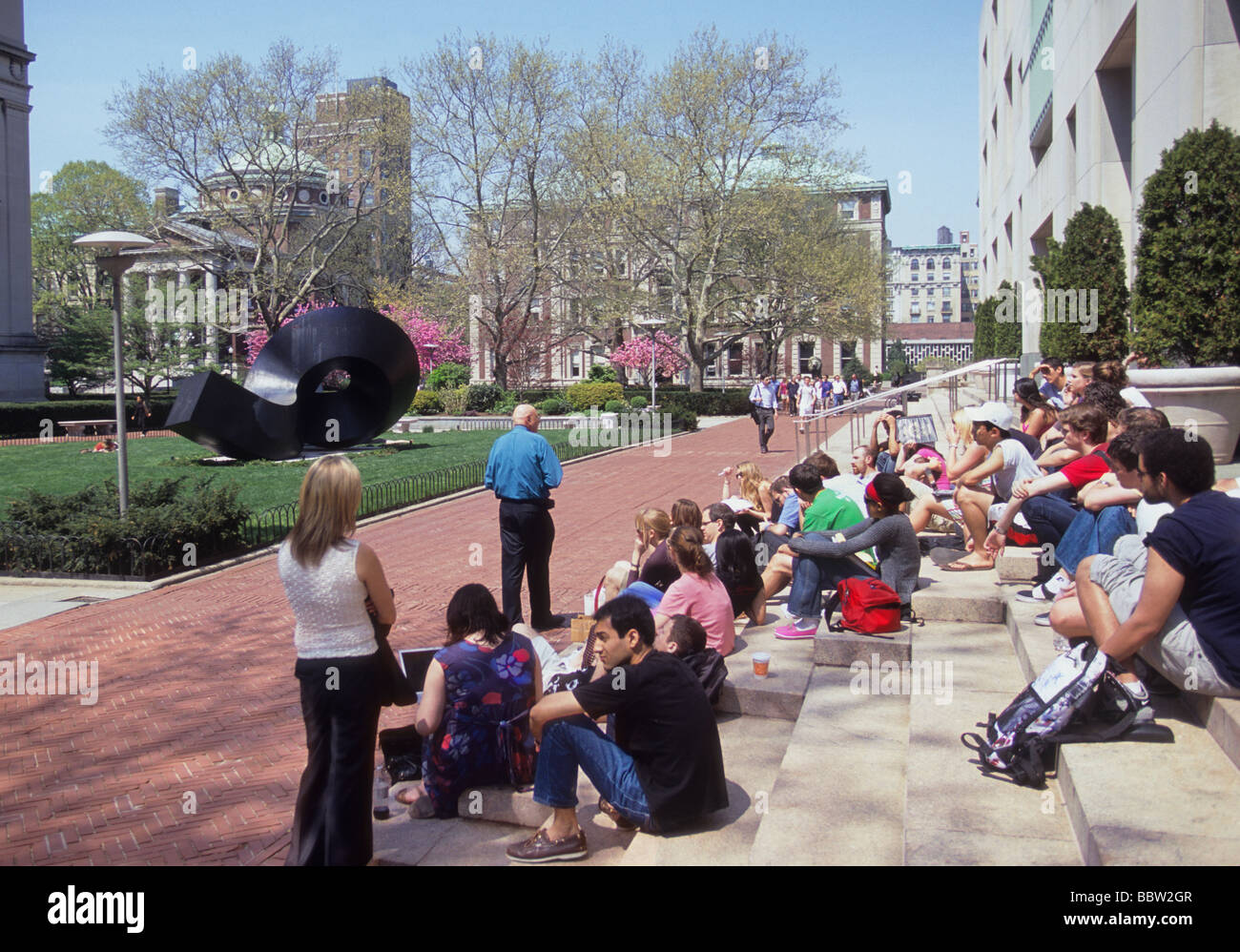 Columbia University, New York City. Studenten auf den Stufen des Campus des URIs-Gebäudes, die an einem Freiluftkurs teilnehmen. Ivy League College Stockfoto