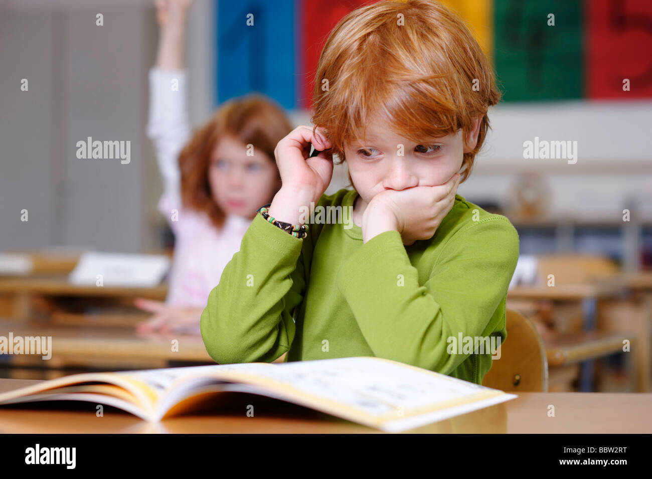 Kinder in der Grundschule, junge Tagträumen oder auf der Suche nach unsicher, nachdenklich, traurig oder enttäuscht, Jungs immer der Verlierer oder unterzogen Stockfoto