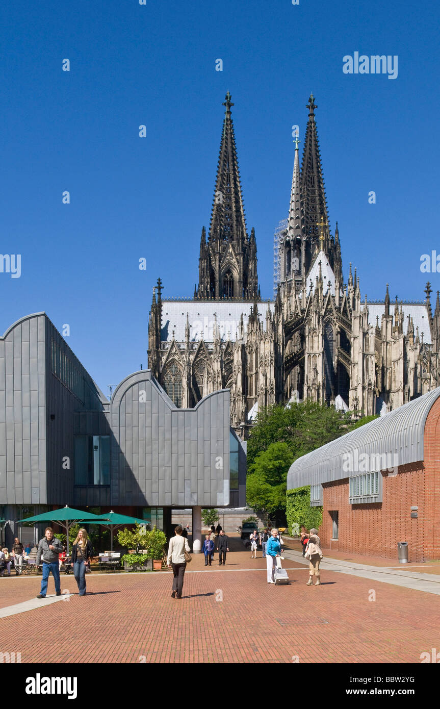 Kölner Dom, Museum Ludwig und Touristen an Front, Köln, Nordrhein-Westfalen, Deutschland, Europa Stockfoto